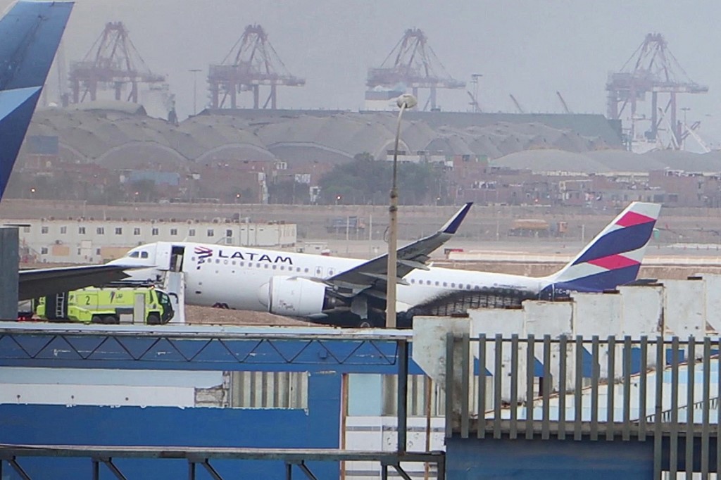 Dos muertos deja choque entre avión y camión de rescatistas en Aeropuerto de Perú