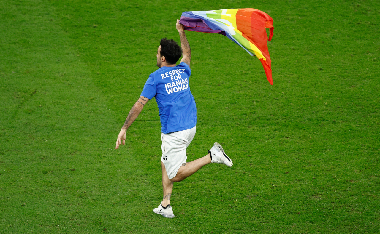 Aficionado salta a la cancha con bandera LGBT en partido de Uruguay-Portugal para protestar