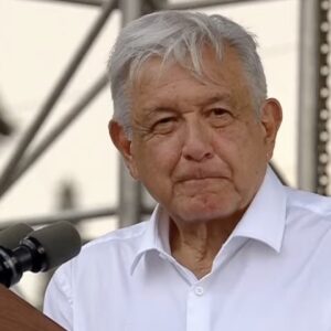 AMLO dice ‘no a la reelección’ a seguidores que lo arropan en el Zócalo