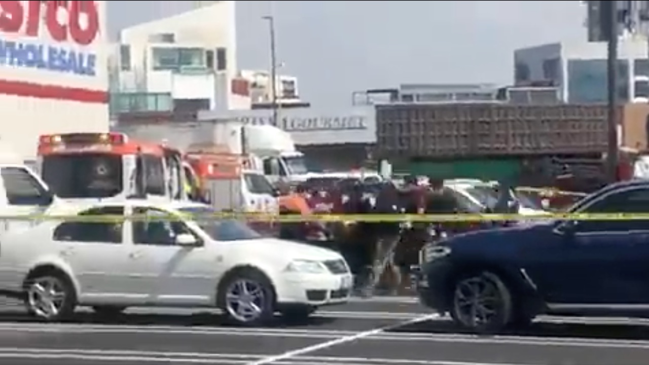 Balacera en estacionamiento de Costco en Puebla deja un muerto y un herido