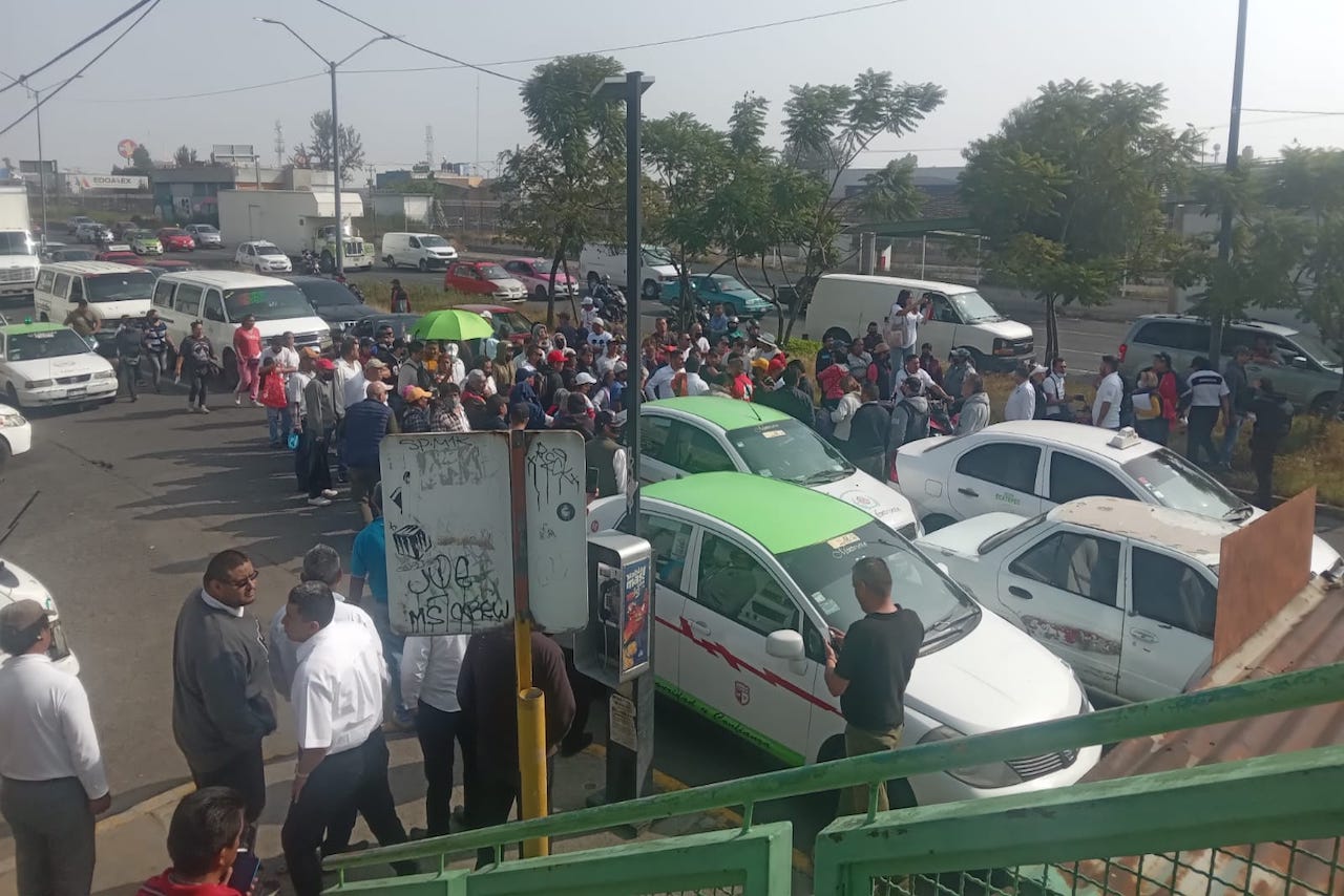 Bloqueo en la Avenida Central: Taxistas y comerciantes se movilizan hacia el Zócalo de CDMX