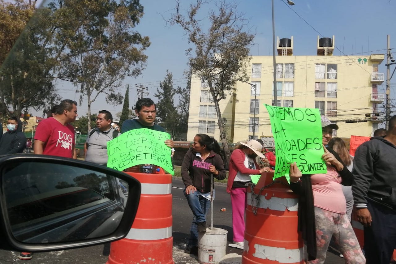Vecinos bloquean y cierran de la Avenida Zaragoza, en la CDMX