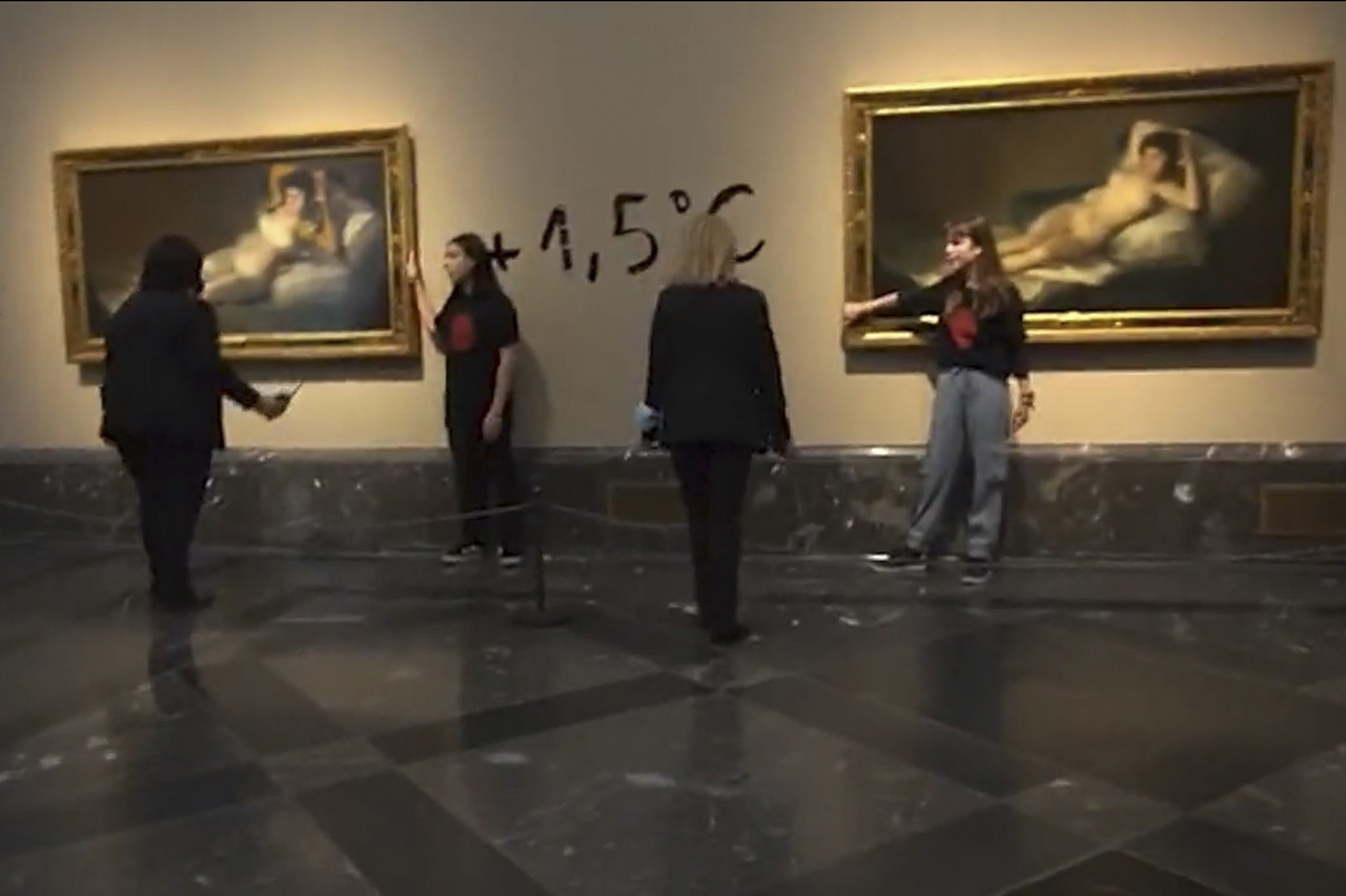 ¡Ahora con las Majas! Activistas se pegan a cuadros de Goya en El Prado