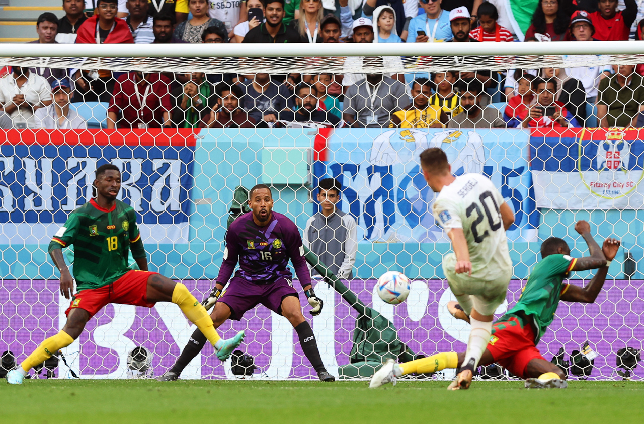 Camerún y Serbia protagonizan feria de goles poco provechosa para ambos