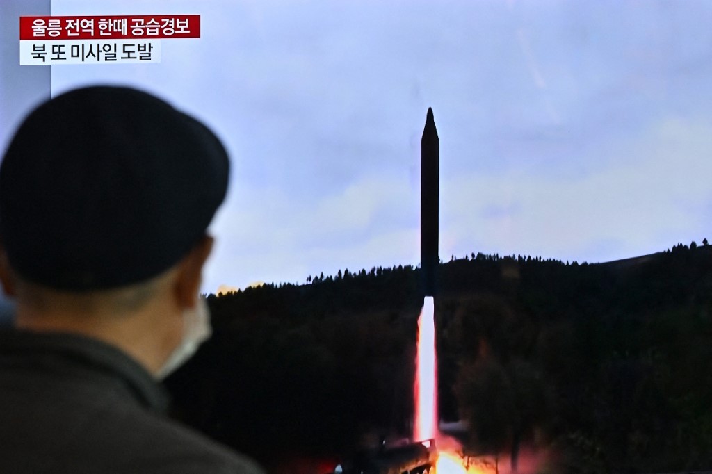 Corea del Norte lanza tres misiles y uno cae cerca de costa surcoreana