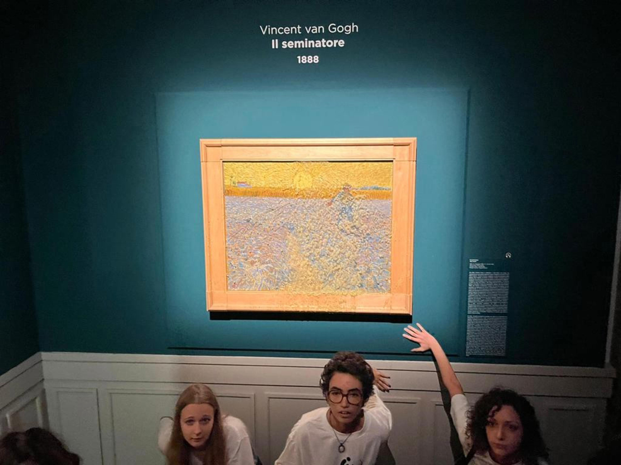 Activistas arrojan puré sobre obra de Van Gogh expuesta en Roma
