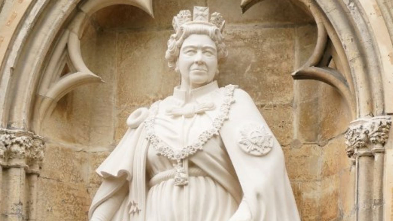 El rey Carlos III devela una nueva estatua en honor a Isabel II