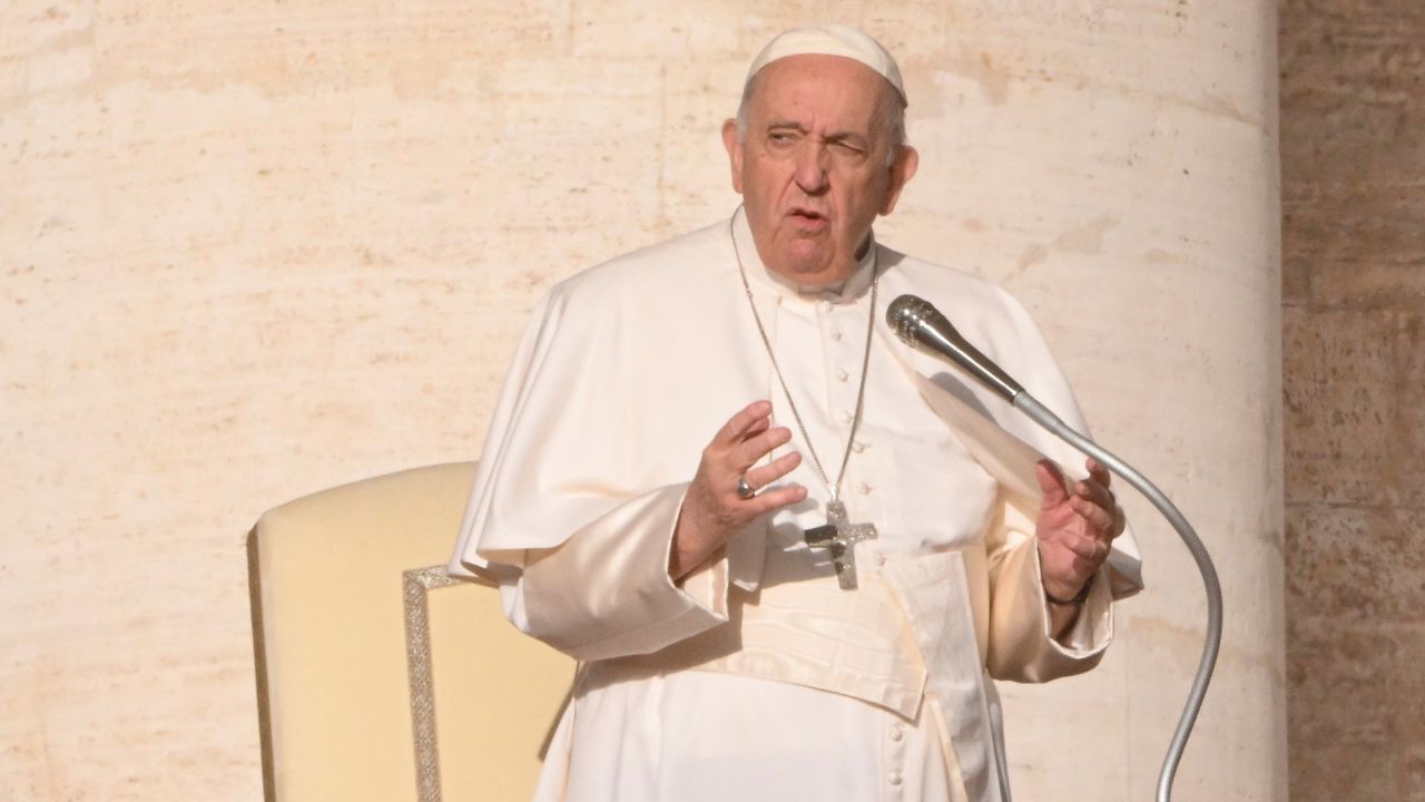 El Papa Francisco rechaza ordenar a mujeres sacerdotes: ‘no es una privación’, dice