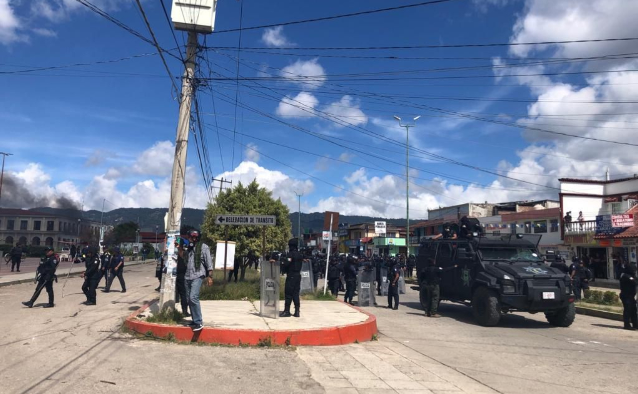 Enfrentamiento entre policías y manifestantes deja 10 detenidos en San Cristóbal de las Casas