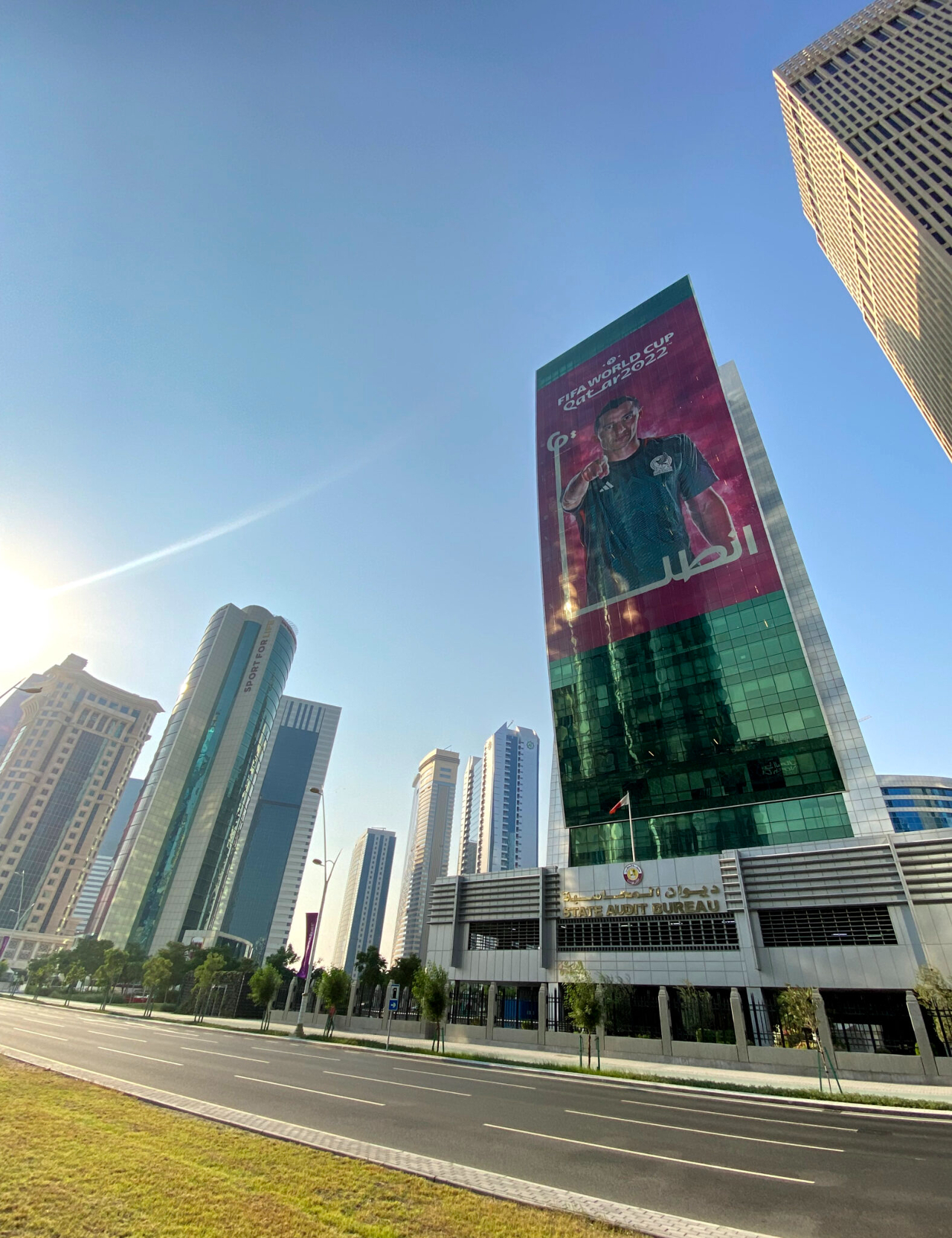 Las estrellas del Mundial adornan los edificios en Doha