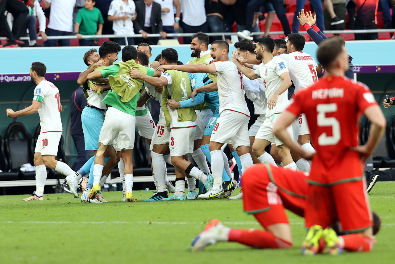 Irán derrota a Gales por 2-0 y se permite soñar con los octavos de final