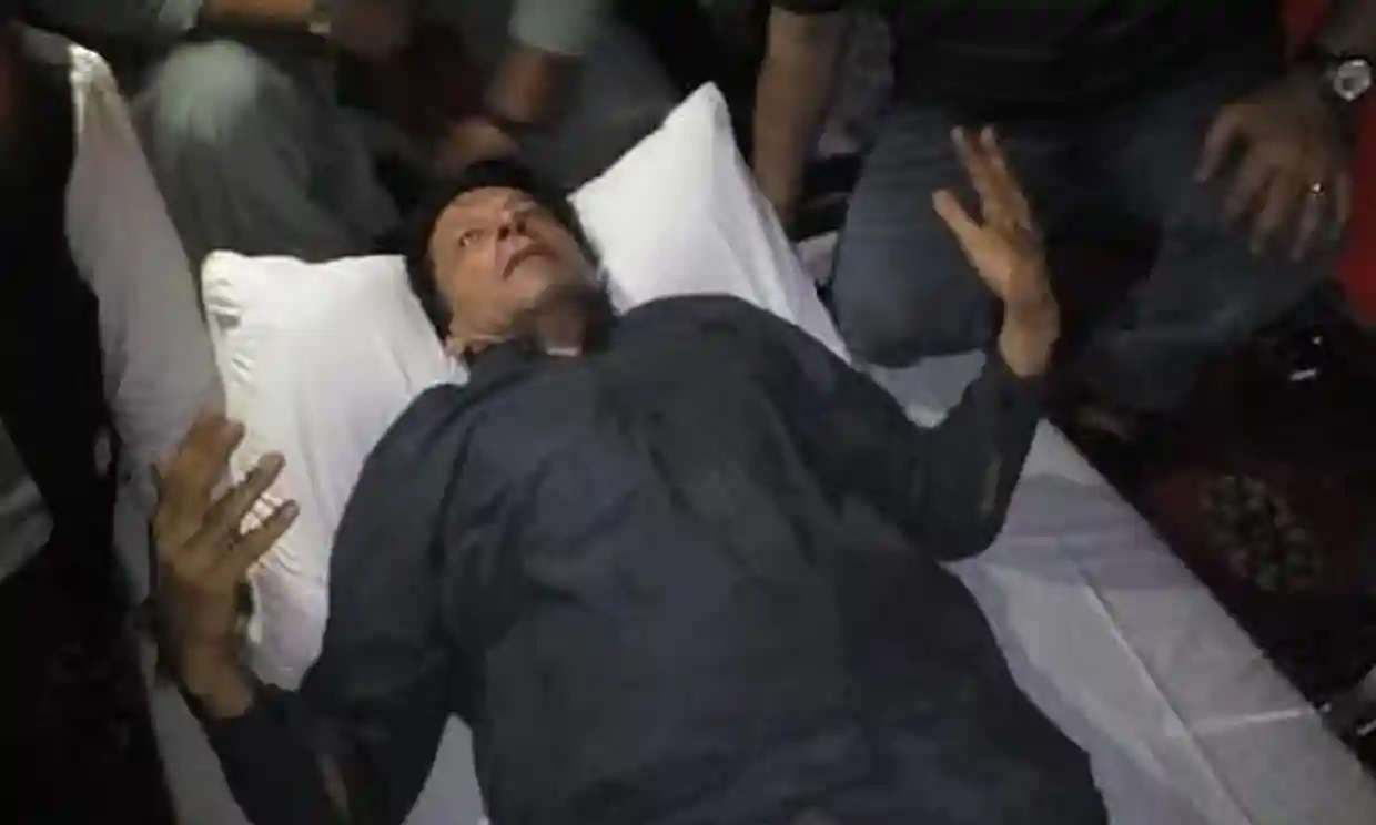 El exprimer ministro de Pakistán Imran Khan fue herido en un ‘intento de asesinato’