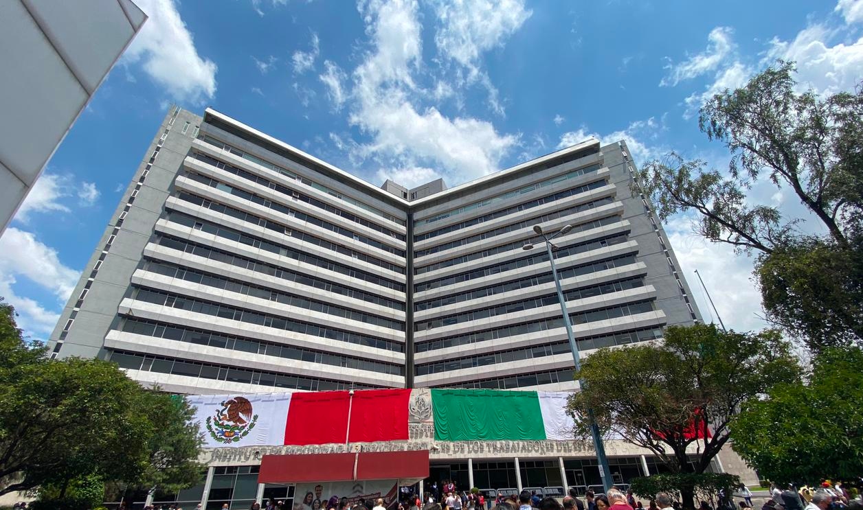 ‘Una pensión no alcanza’, dicen mexicanos a AMLO sobre su plan de retiro del ISSSTE