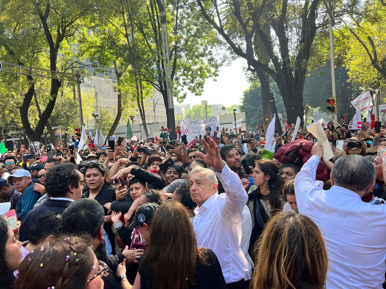 AMLO muestra músculo a la oposición: miles marchan junto a él al Zócalo