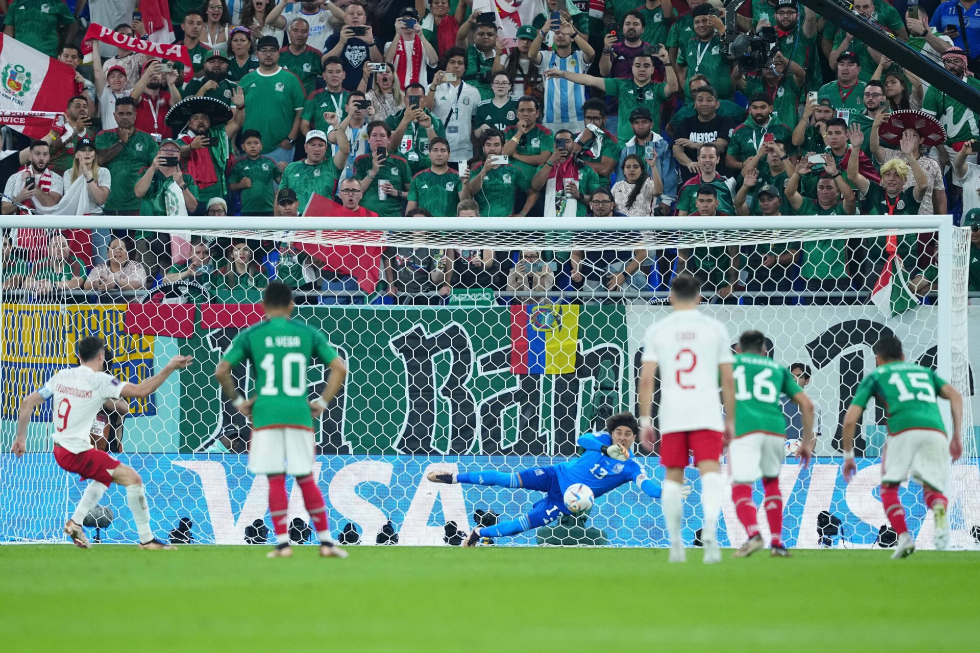México se refugia en Ochoa y rescata un empate a cero con Polonia