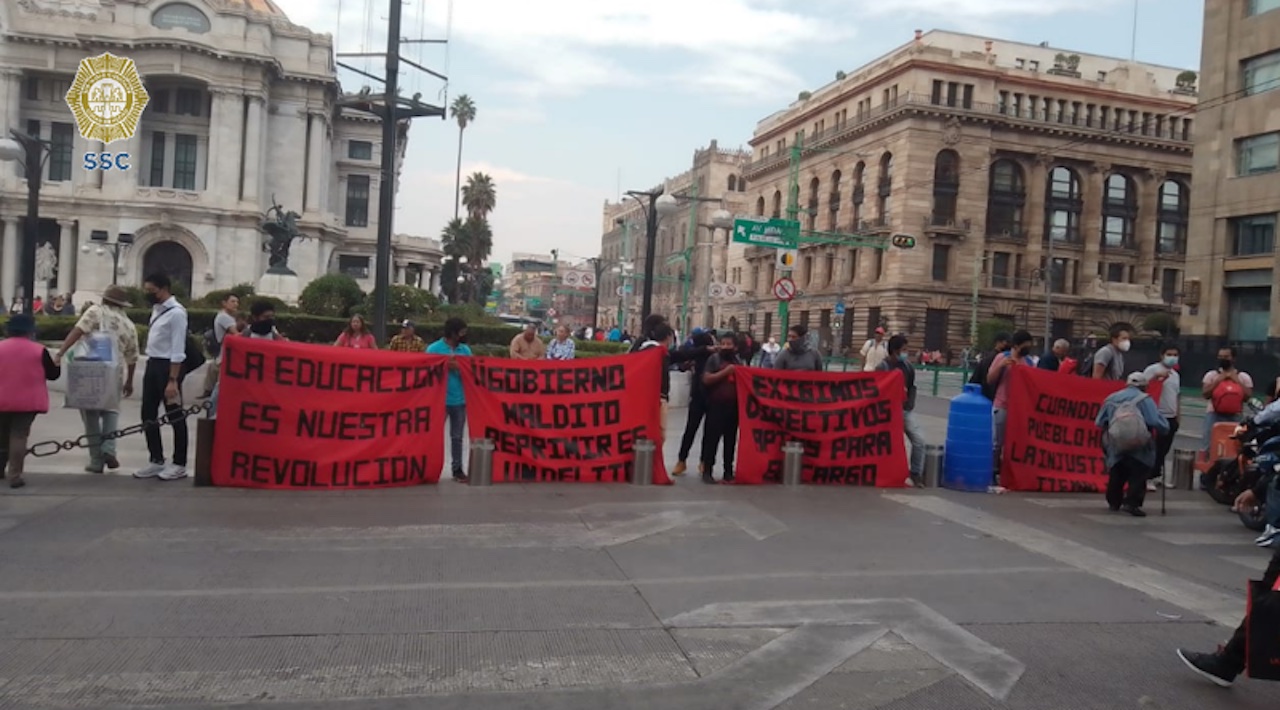 Normalistas de Puebla mantiene un bloqueo en el Eje Central de la CDMX