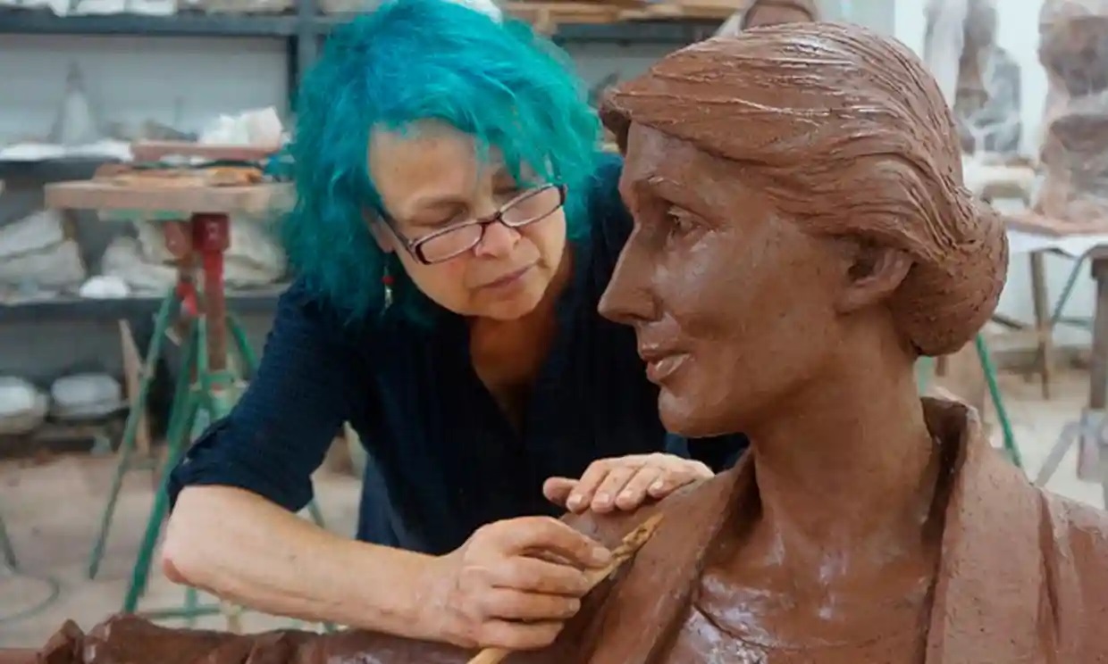 Una estatua propia: la nueva escultura de Virginia Woolf que desafía los estereotipos