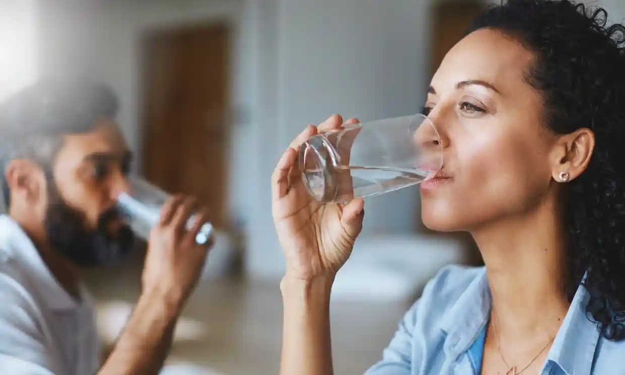 Ocho vasos de agua al día son excesivos para la mayoría de las personas, sugiere un estudio
