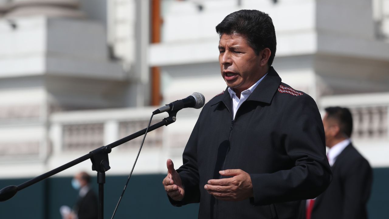 Pedro Castillo disuelve el Congreso de Perú, antes de que discutiera su destitución