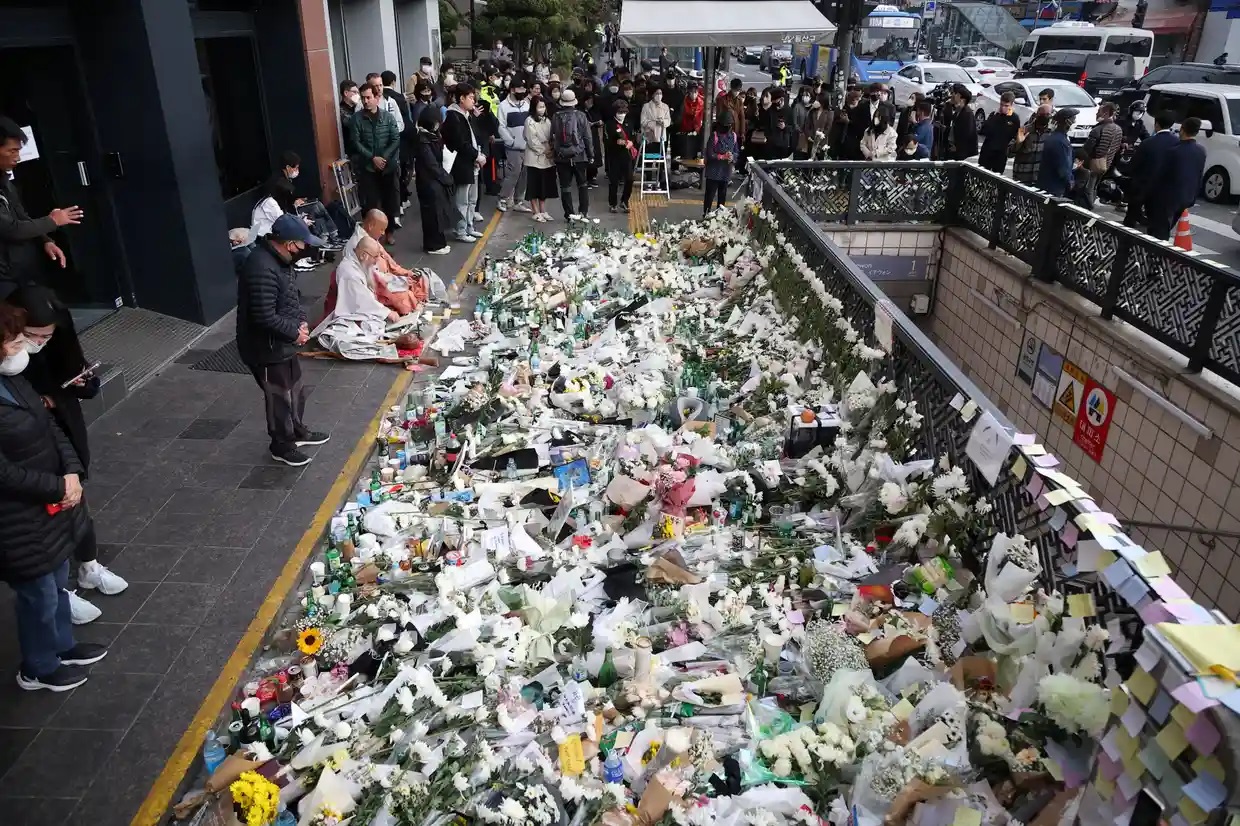 Estampida en Seúl: el primer ministro y la policía admiten errores mientras se realizan los servicios conmemorativos
