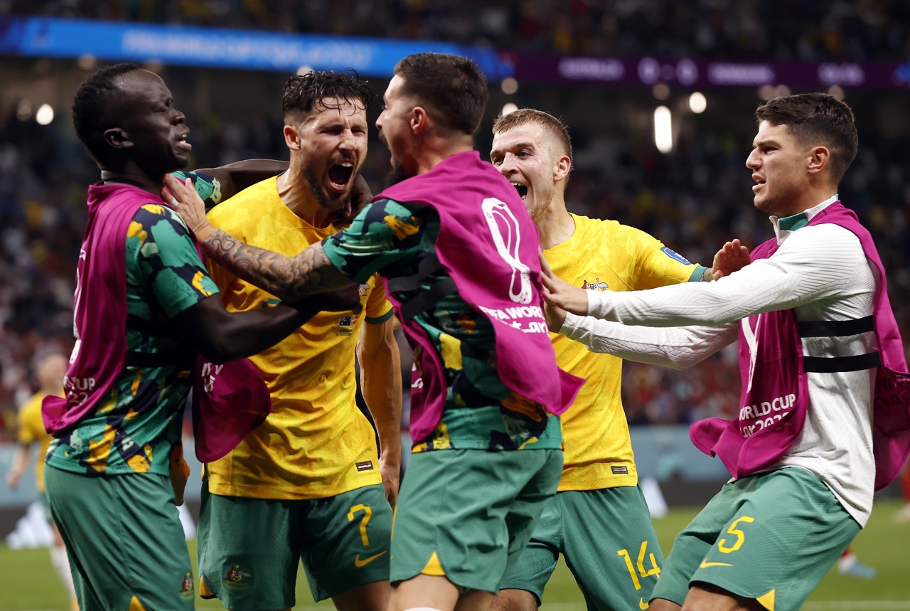 Australia vence a Dinamarca y se queda con el segundo pase a octavos del Grupo D