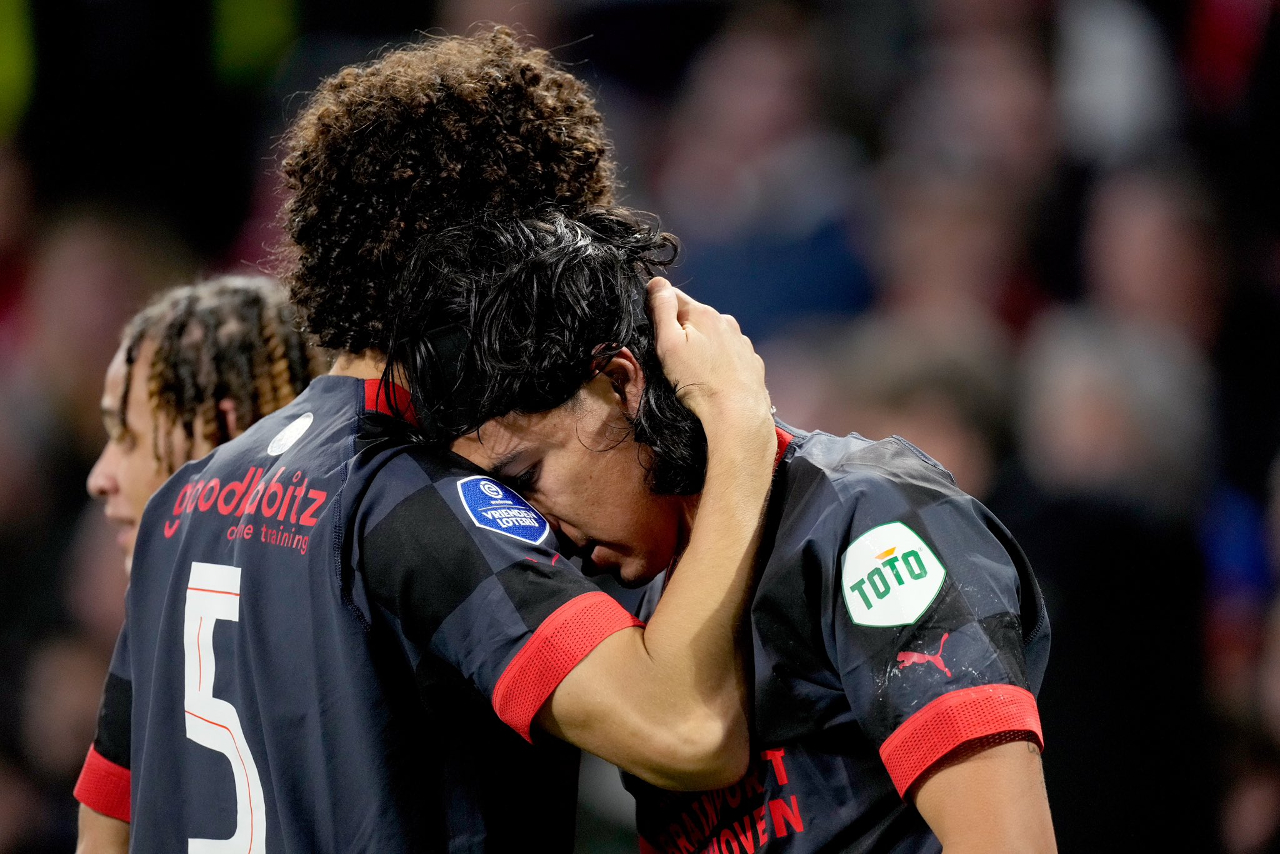 Con gol de Erick Gutiérrez, el PSV se impone al Ajax y es líder de la Eredivisie