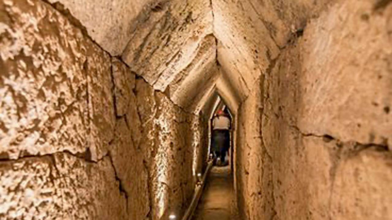 Arqueólogos descubren túnel que podría llevar a la tumba de Cleopatra