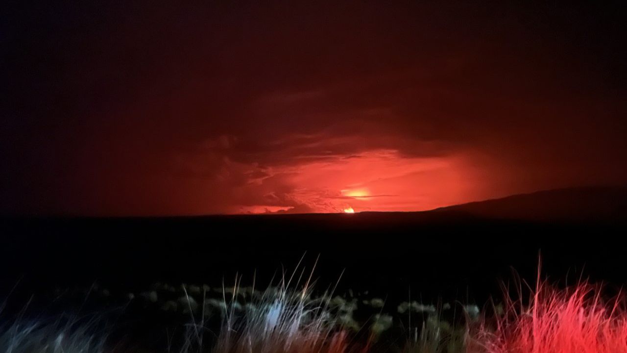 El volcán activo más grande del mundo entra en erupción en Hawái