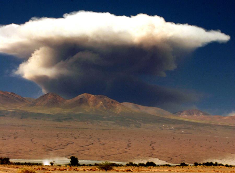 En Chile, volcán Láscar registra actividad