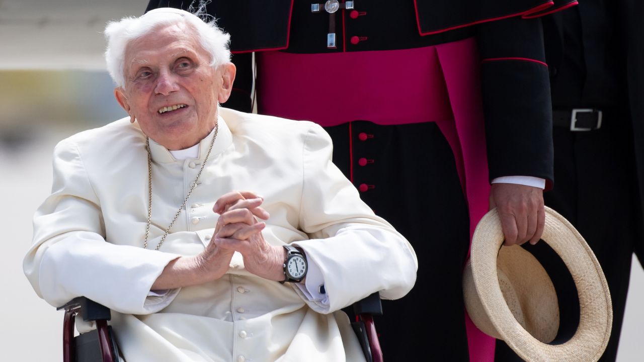 Benedicto XVI está ‘muy enfermo’, revela el papa Francisco