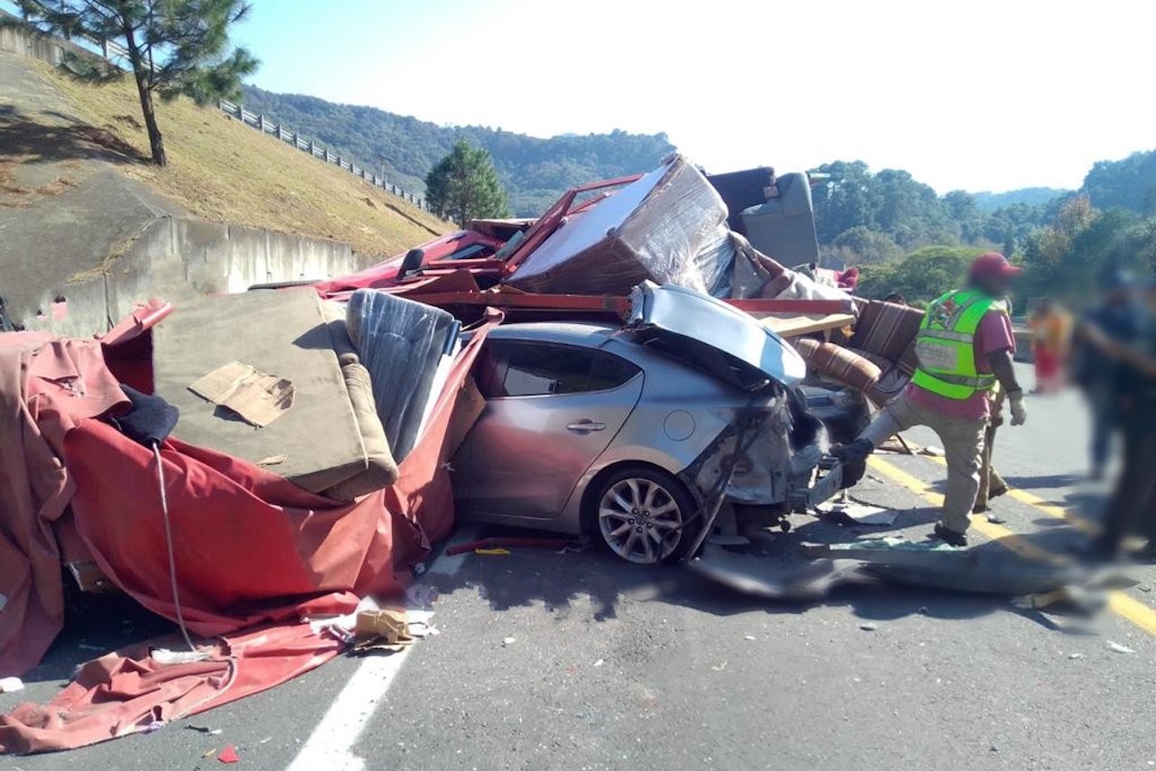 Tráiler se queda sin frenos y provoca accidente en la autopista México-Tuxpan