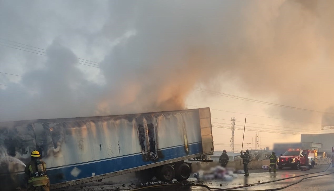 Incendio de tráiler en la carretera 57 de Querétaro provoca cierre parcial