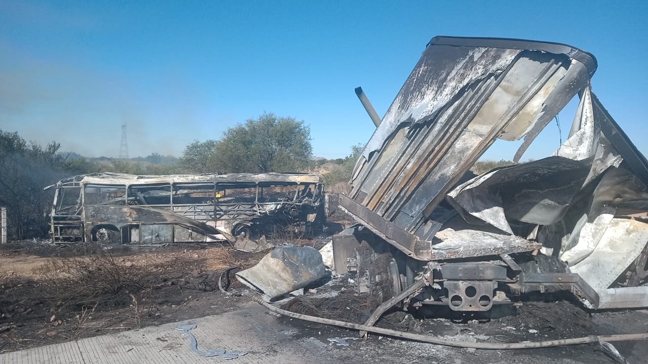 Accidente en la Hermosillo-Guaymas: Autobús y tráiler chocan y se incendian