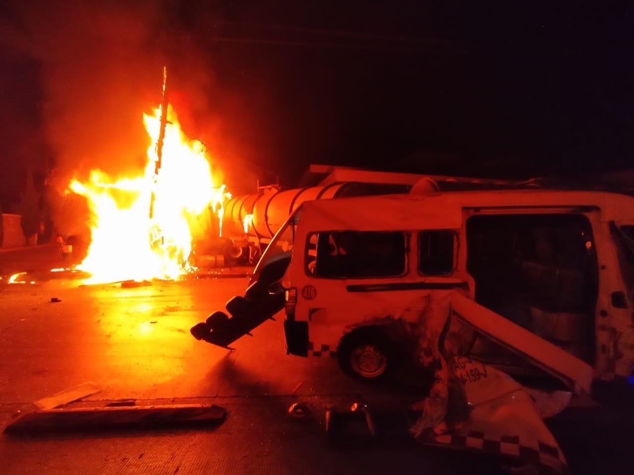 Pipa se incendia tras choque con combi en la López Portillo, Ecatepec