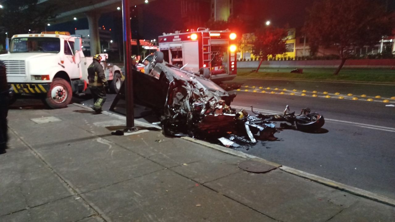 Accidente en Periférico Sur: Auto vuelca en Circuito Azteca y deja dos heridos