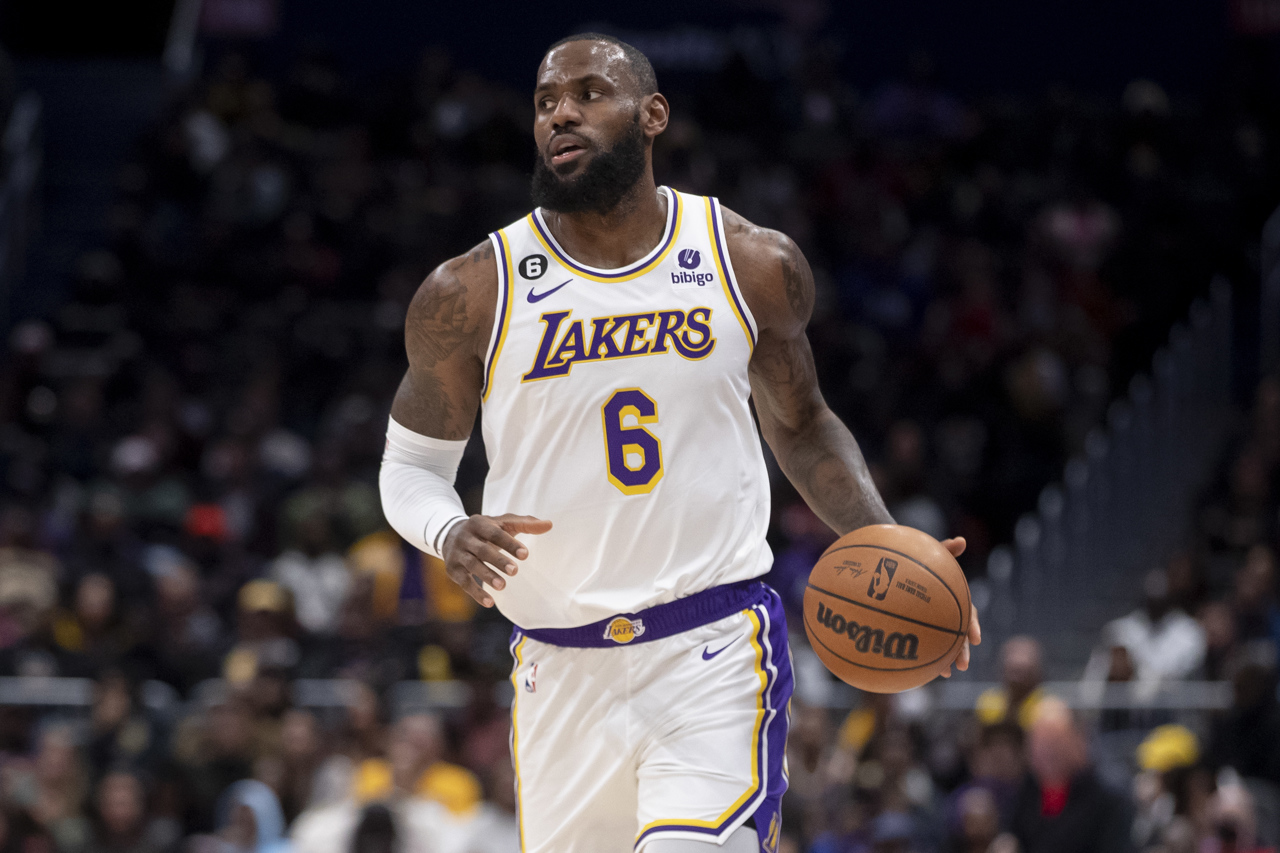 Los Ángeles Lakers caen ante los Sacramento Kings, pese a los 31 puntos de LeBron