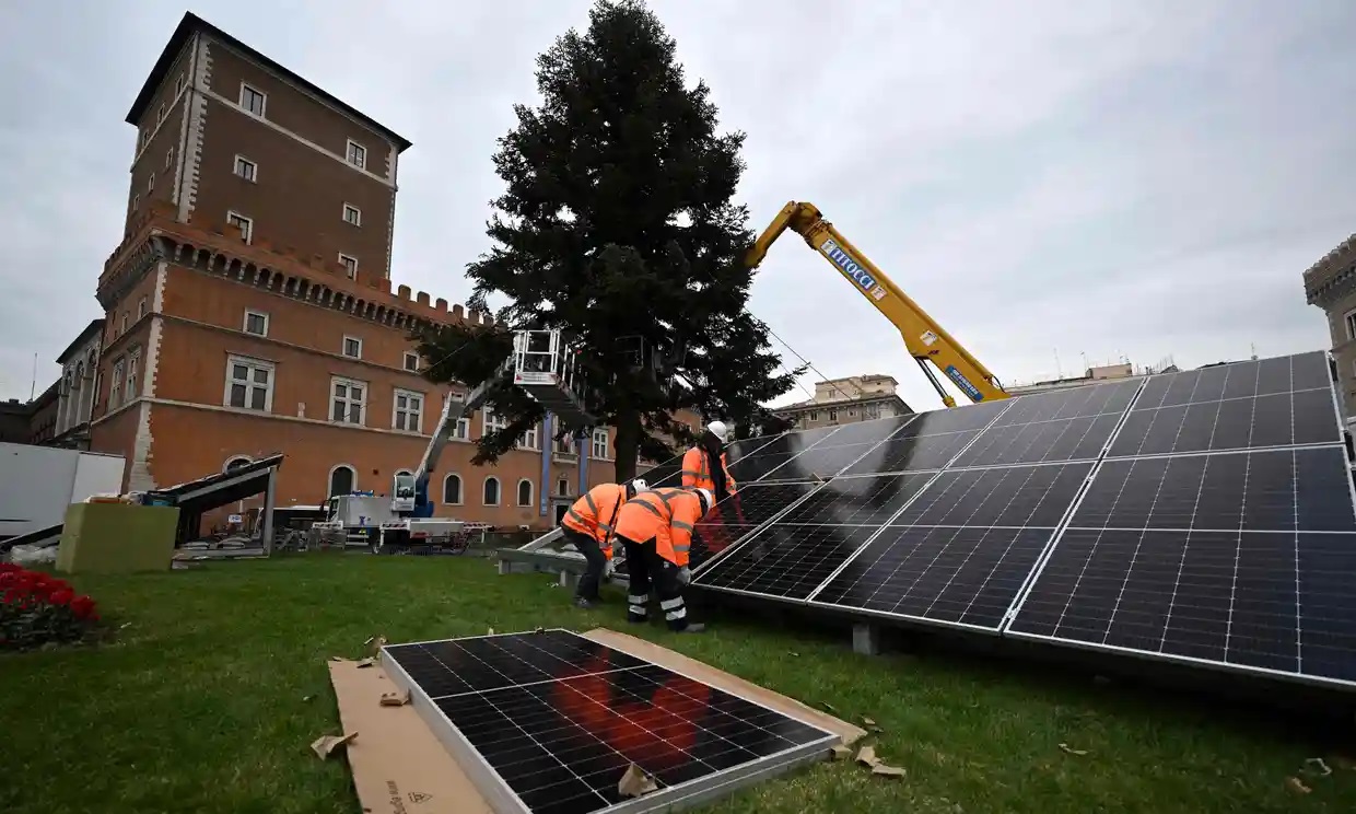 Las luces del árbol de Navidad de Roma, que funcionan con energía solar, provocan polémica por sus ‘feos’ paneles