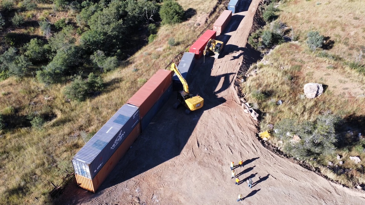 Arizona desmantela el improvisado muro de contenedores en la frontera con México