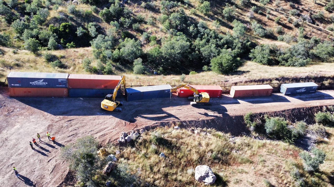 Arizona frena la barrera de contenedores en la frontera con México