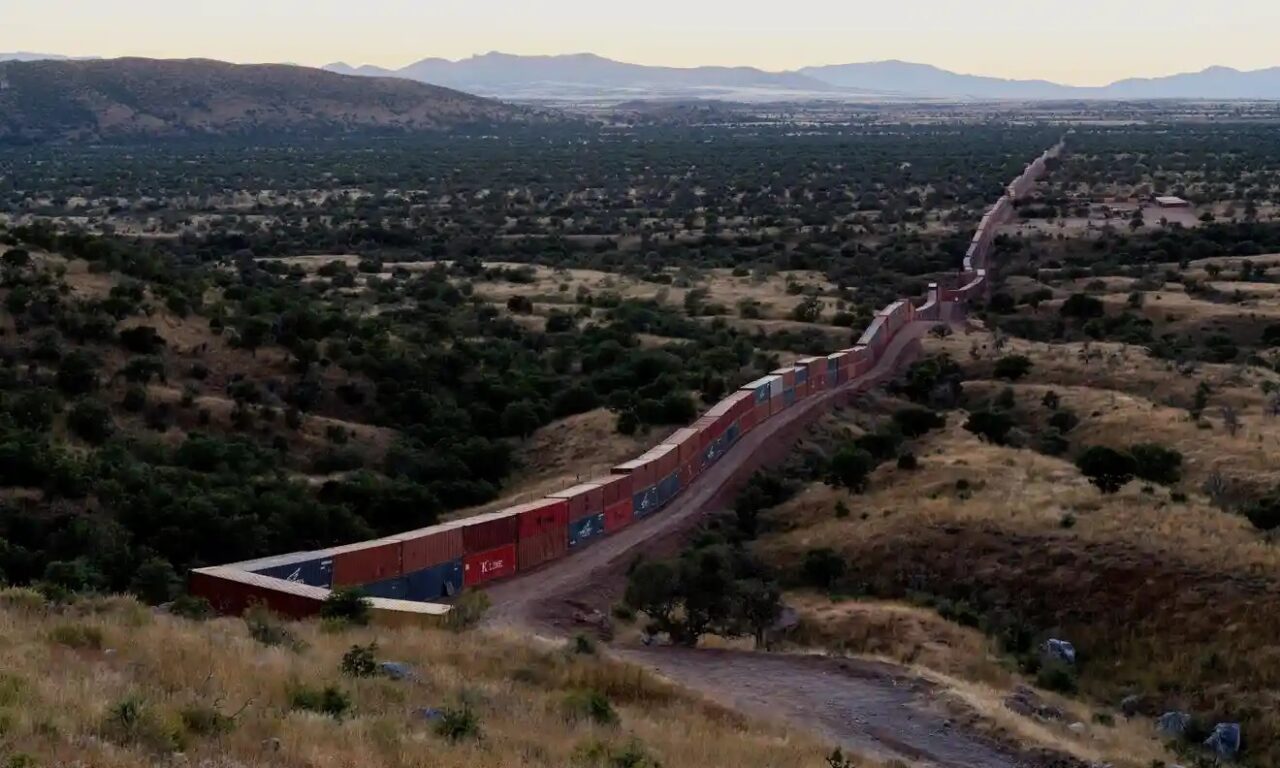El gobernador de Arizona construye un muro fronterizo con contenedores en sus últimos días de mandato