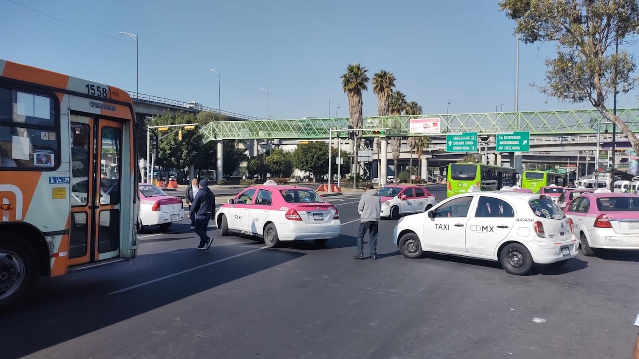 Taxistas bloquean la calzada Ignacio Zaragoza para reclamar justicia