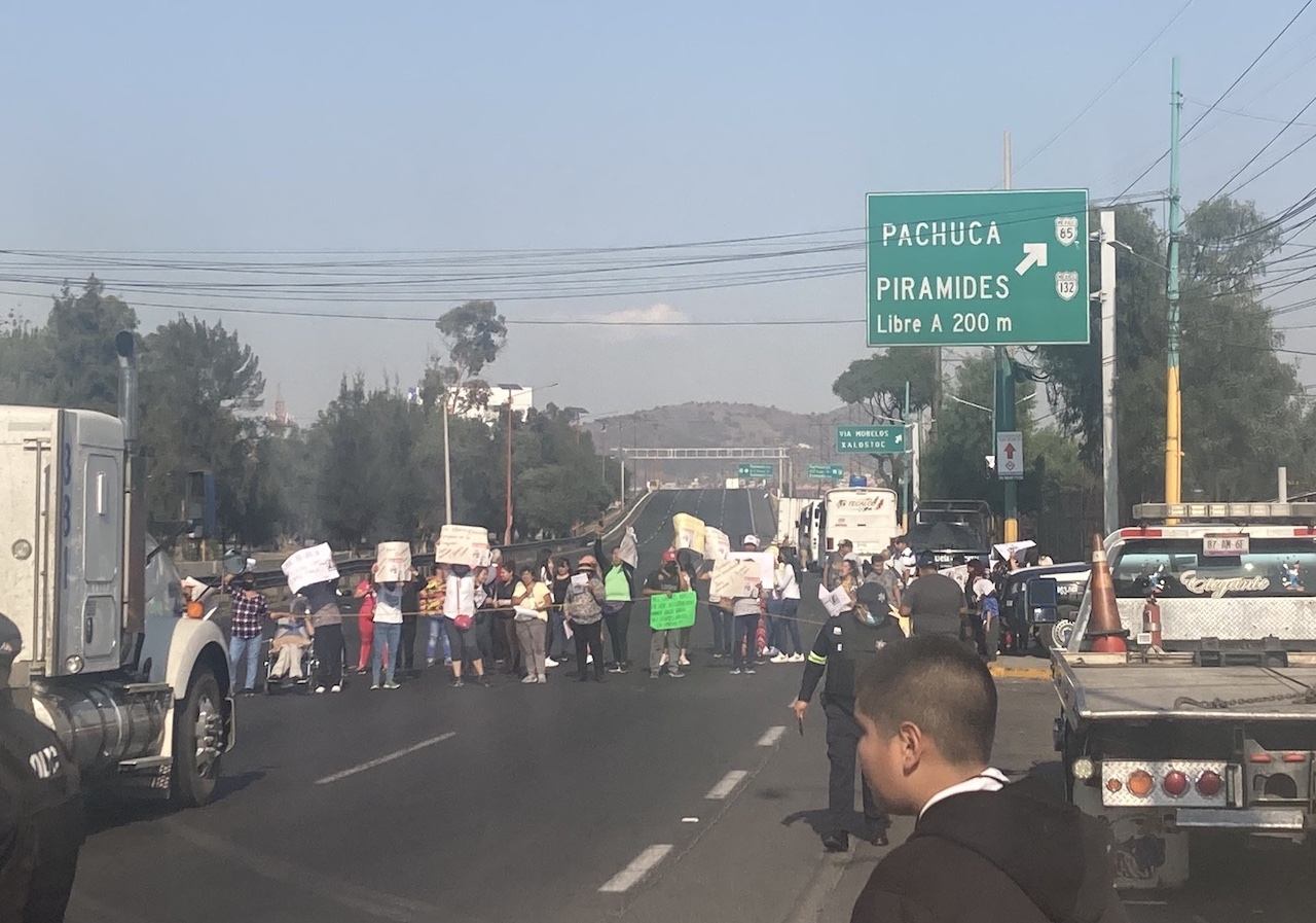 Familiares de joven desaparecida bloquean la autopista México-Pachuca en Ecatepec
