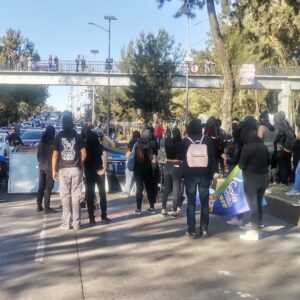 Estudiantes de la Prepa 2 cierran Río Churubusco para denunciar acoso