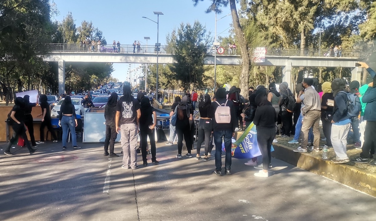 Estudiantes de la Prepa 2 cierran Río Churubusco para denunciar acoso