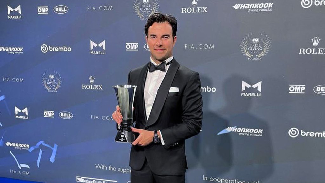 ¡Histórico! ‘Checo’ Pérez es el primer piloto mexicano premiado en la Gala FIA