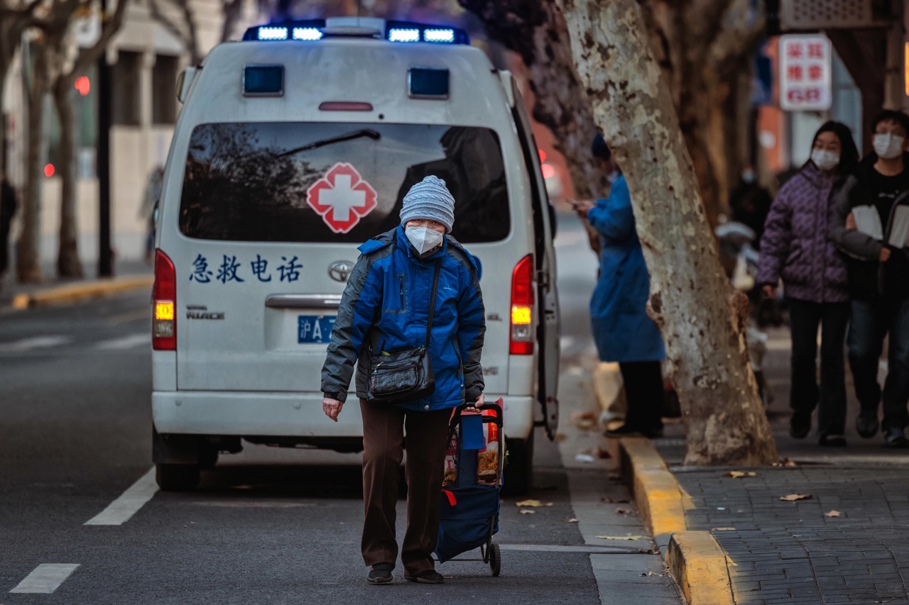 China informa de sus primeras muertes por covid en medio de las dudas a sus cifras
