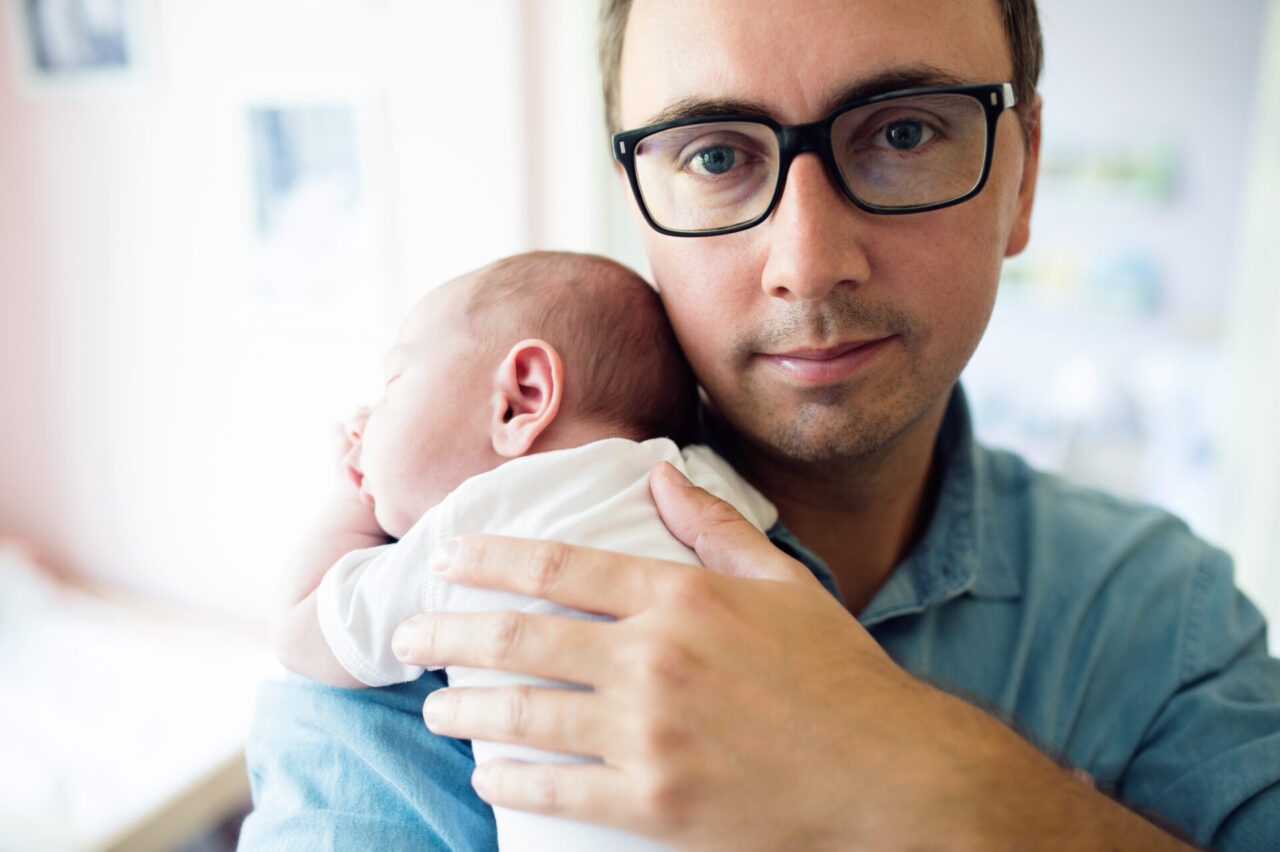 ¿Cómo cambia el cerebro de los hombres con la paternidad?