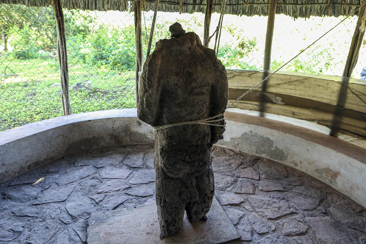 Expertos descubren escultura prehispánica en la Zona Arqueológica de Oxkintok, Yucatán