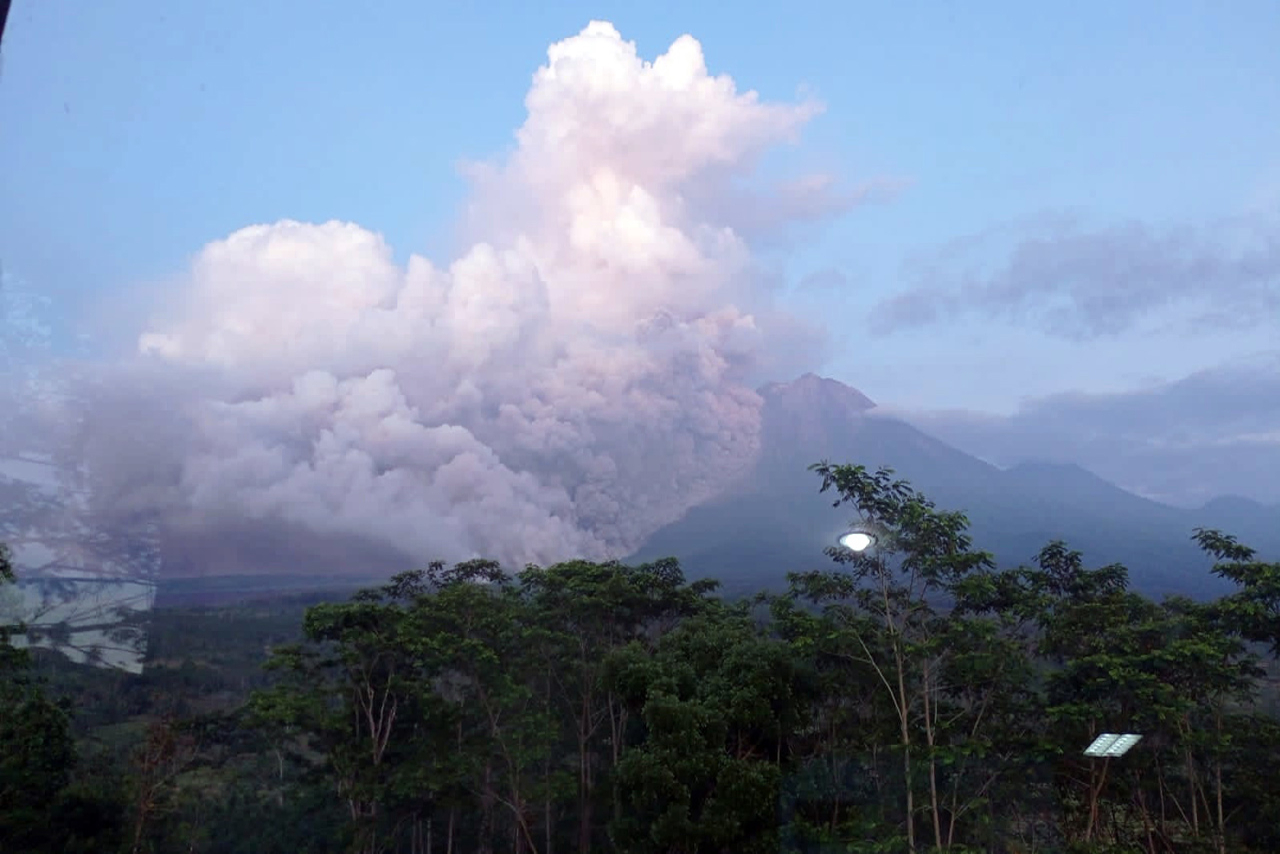 El volcán Semeru de Indonesia hace erupción; desplazan a 2 mil personas