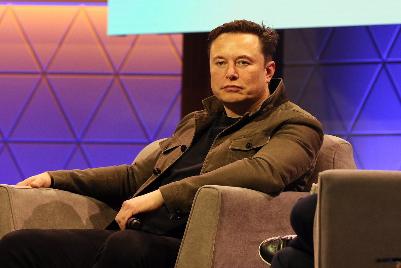 Elon Musk comparte video de un acosador que perseguía a su hijo de dos años